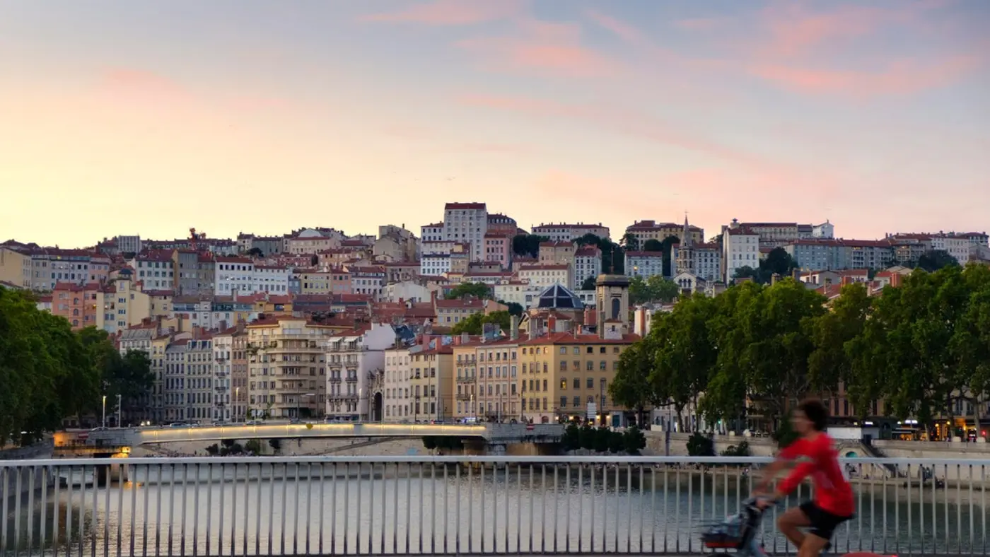 lyon is replacing windows and microsoft office with linux and onlyoffice