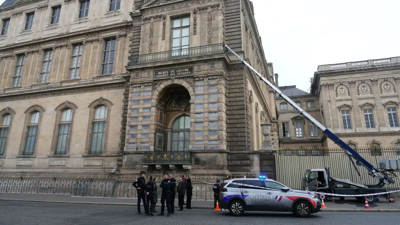 louvre shut down today after thieves steal historical jewels at 930 am local