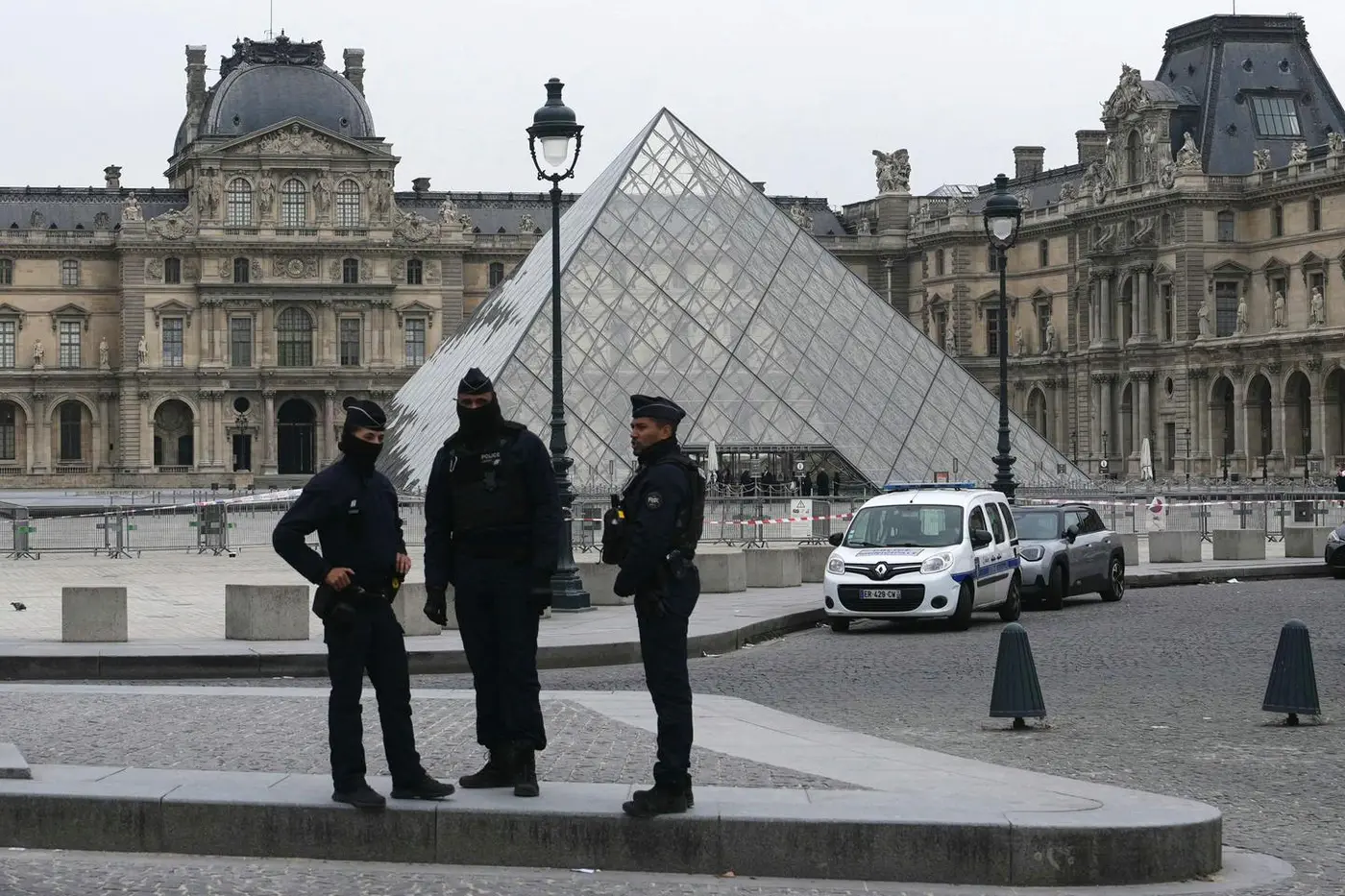 louvre closes after thieves steal x27pricelessx27 jewels in daytime heist