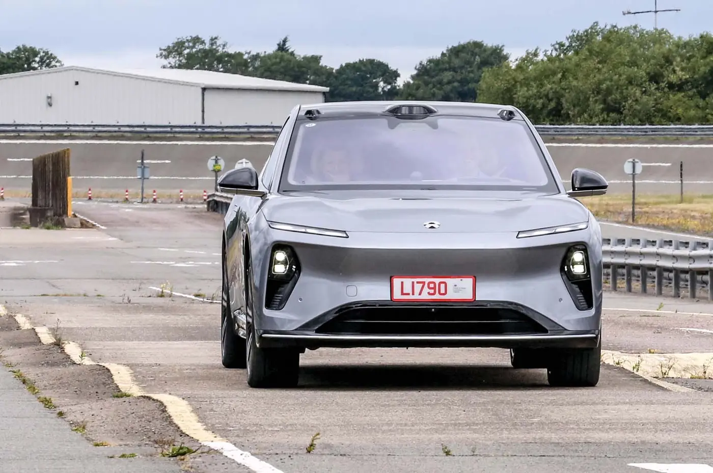 nio shocks with fully active suspension but how does it work