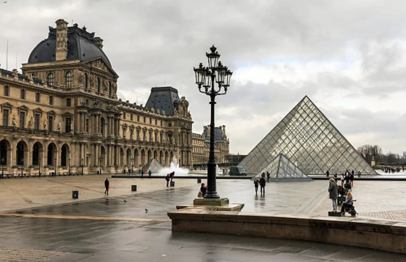 i a french jewel thief refuse to rob the louvre before midmorning