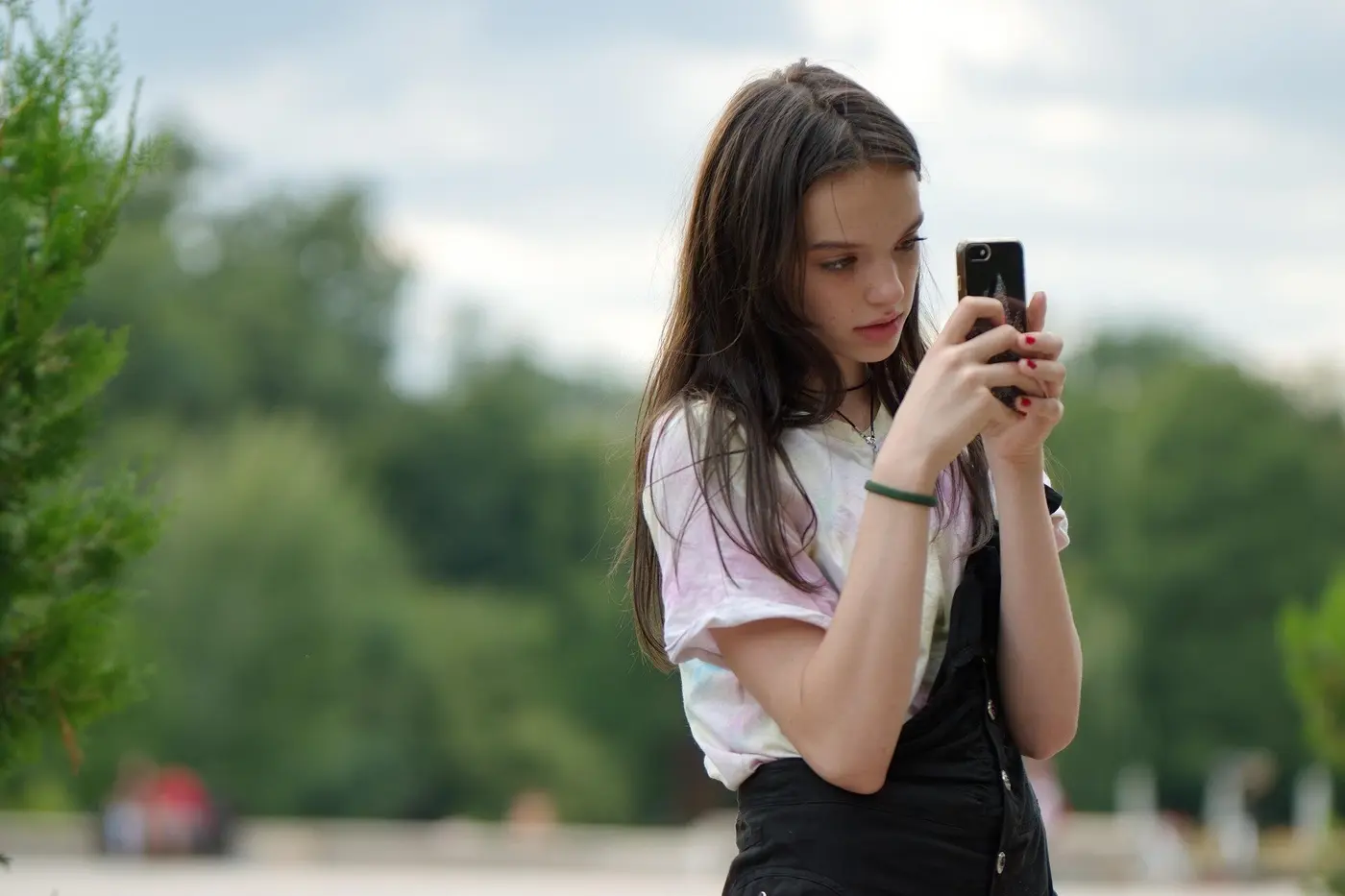 social media use drives distrust among gen z teenage girls