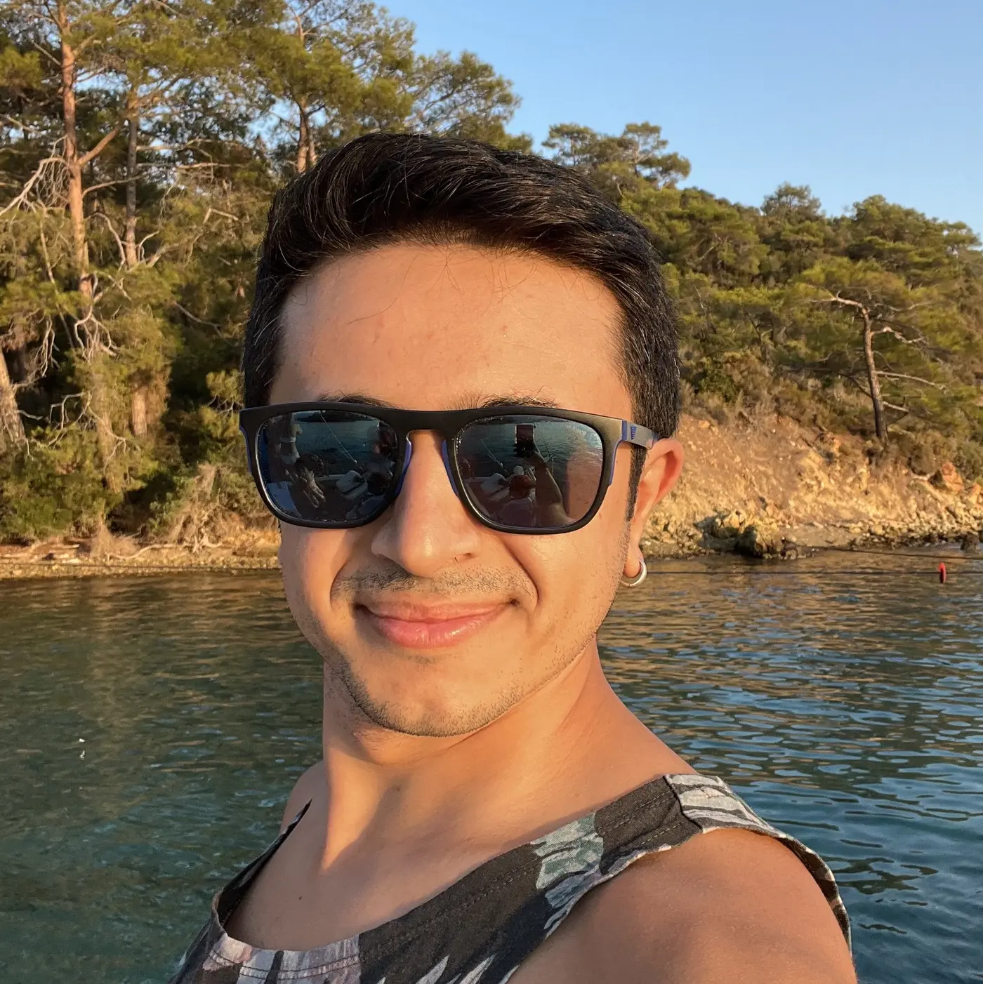 the unbearable joy of sitting alone in a caf