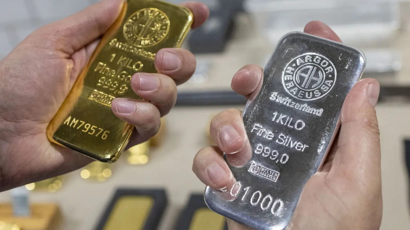 silver plunges 30 in worst day since 1980 gold tumbles