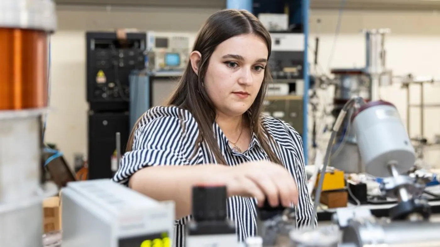 student makes cosmic dust in a lab shining a light on the origin of life