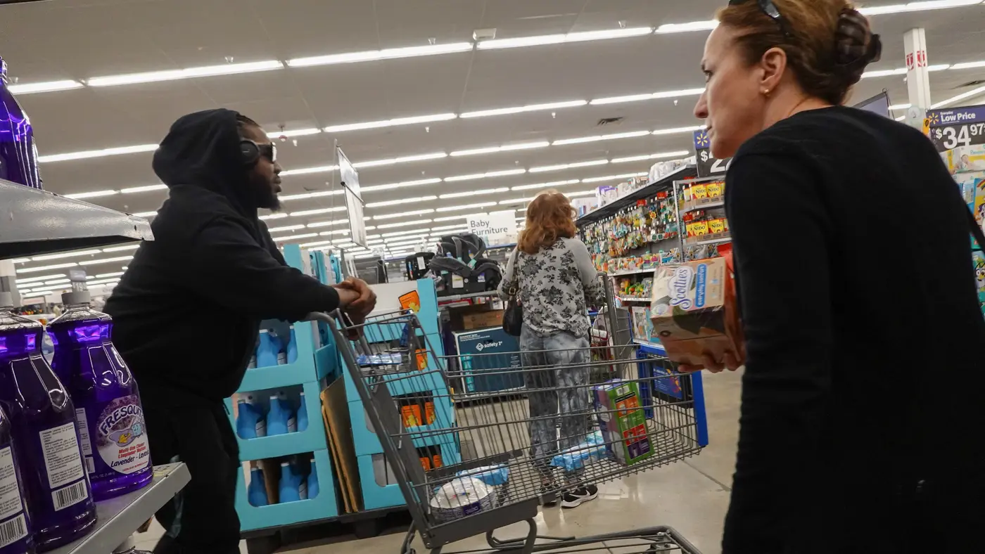 us businesses and consumers pay 90 of tariff costs new york fed says