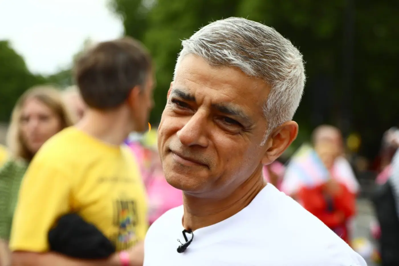 sadiq khan invites anthropic to move to london