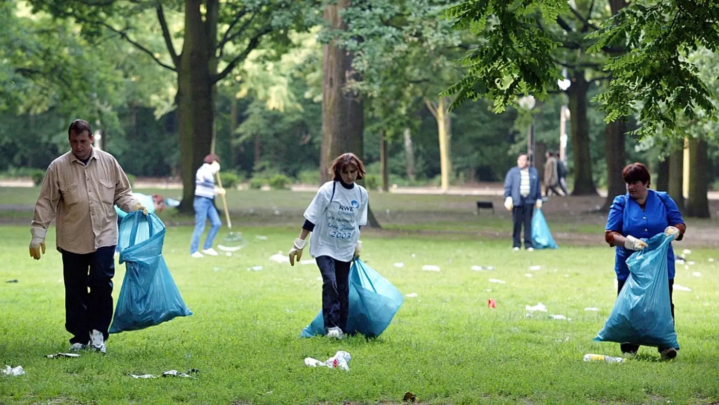 berlin offers free entry for litter picking to make tourists do their bit