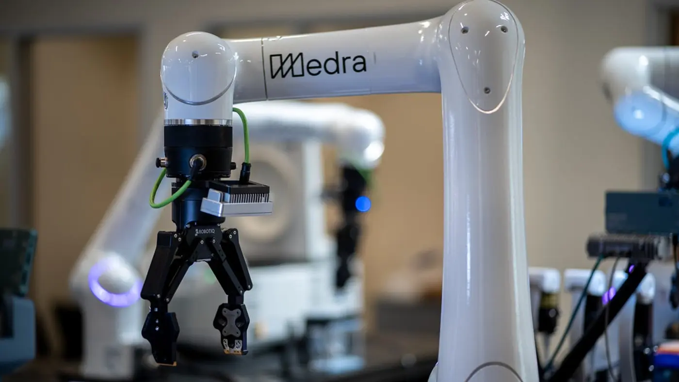 a hundred robots are running a bio lab