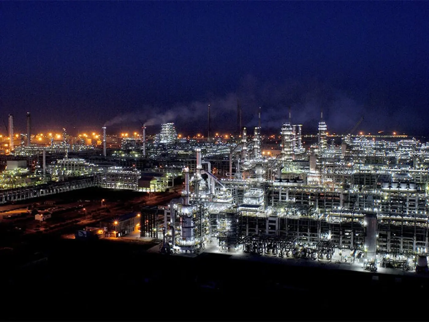 how an oil refinery works