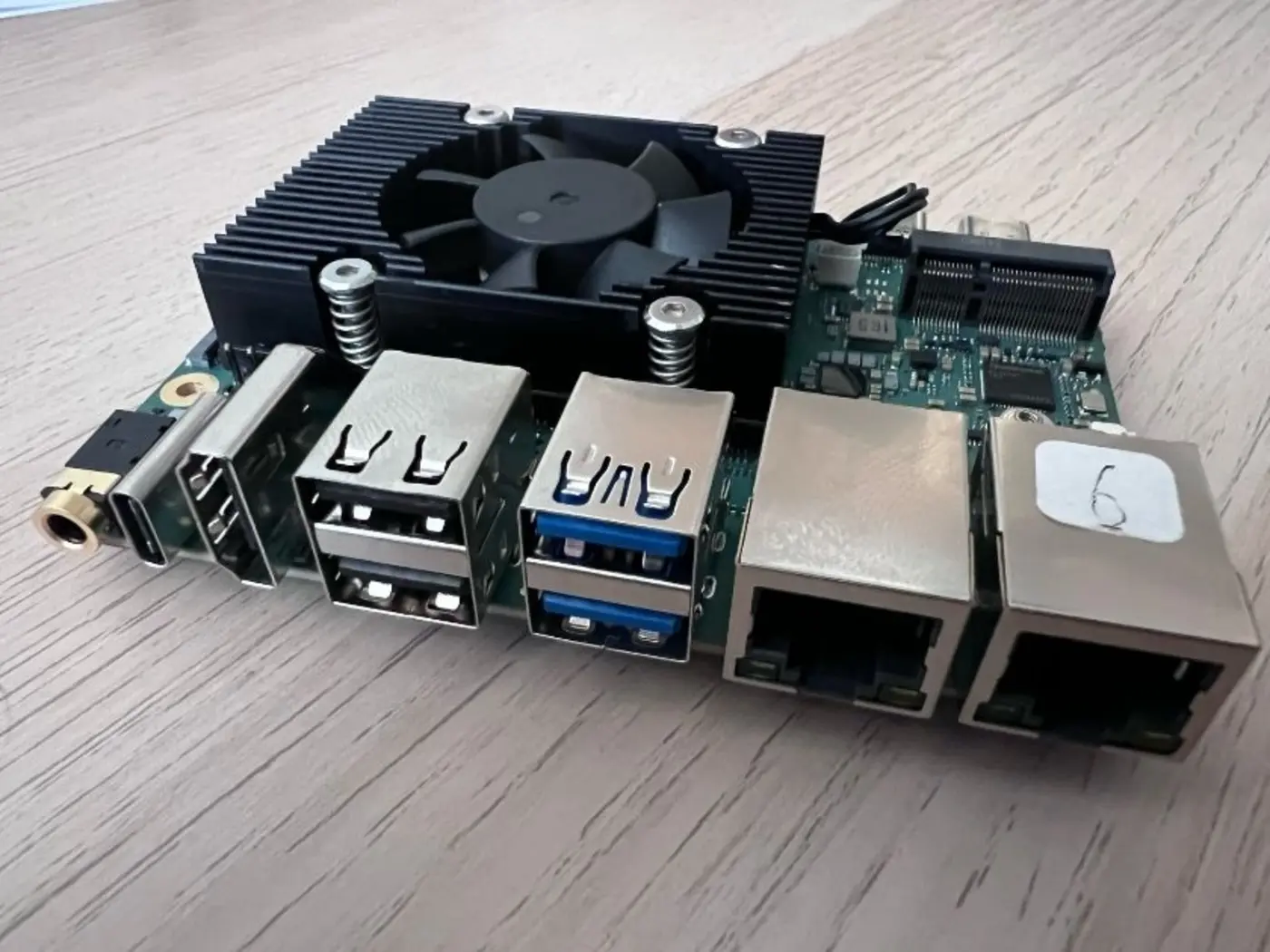 radxa dragon q8b a laptop cosplaying as an sbc