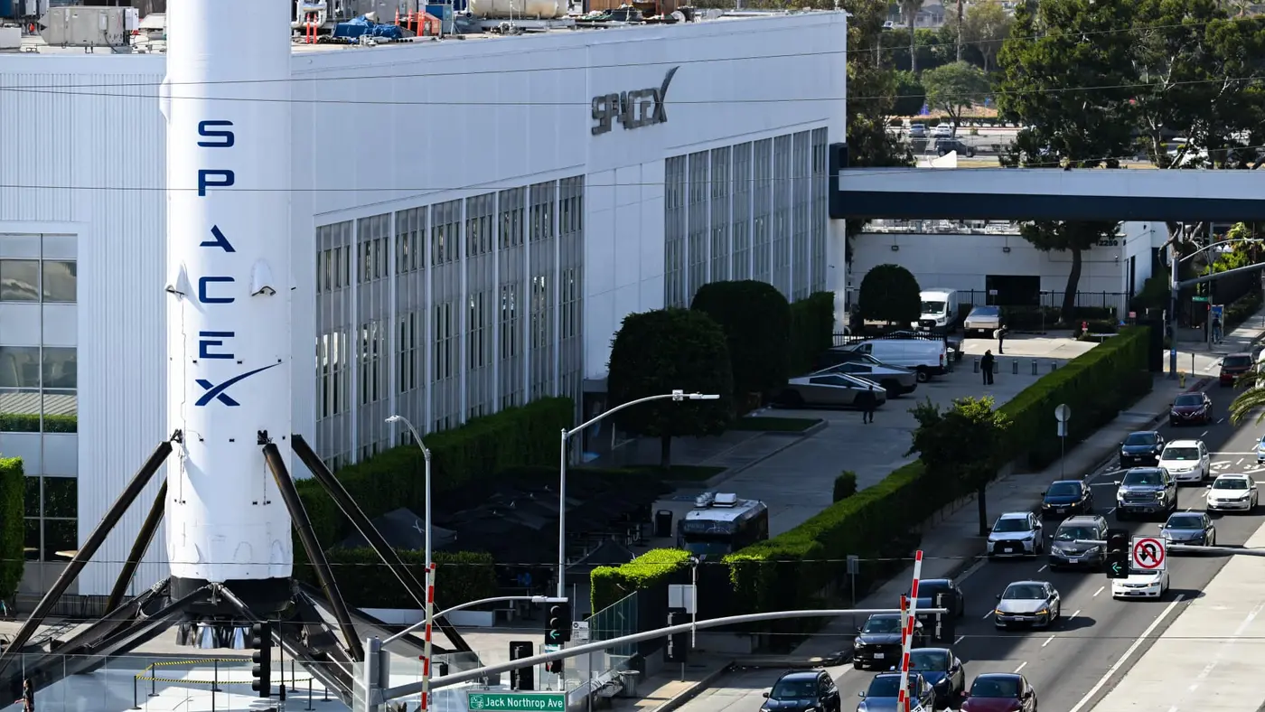 small investors scrambled to buy spacex despite belief valuation x27stupidx27