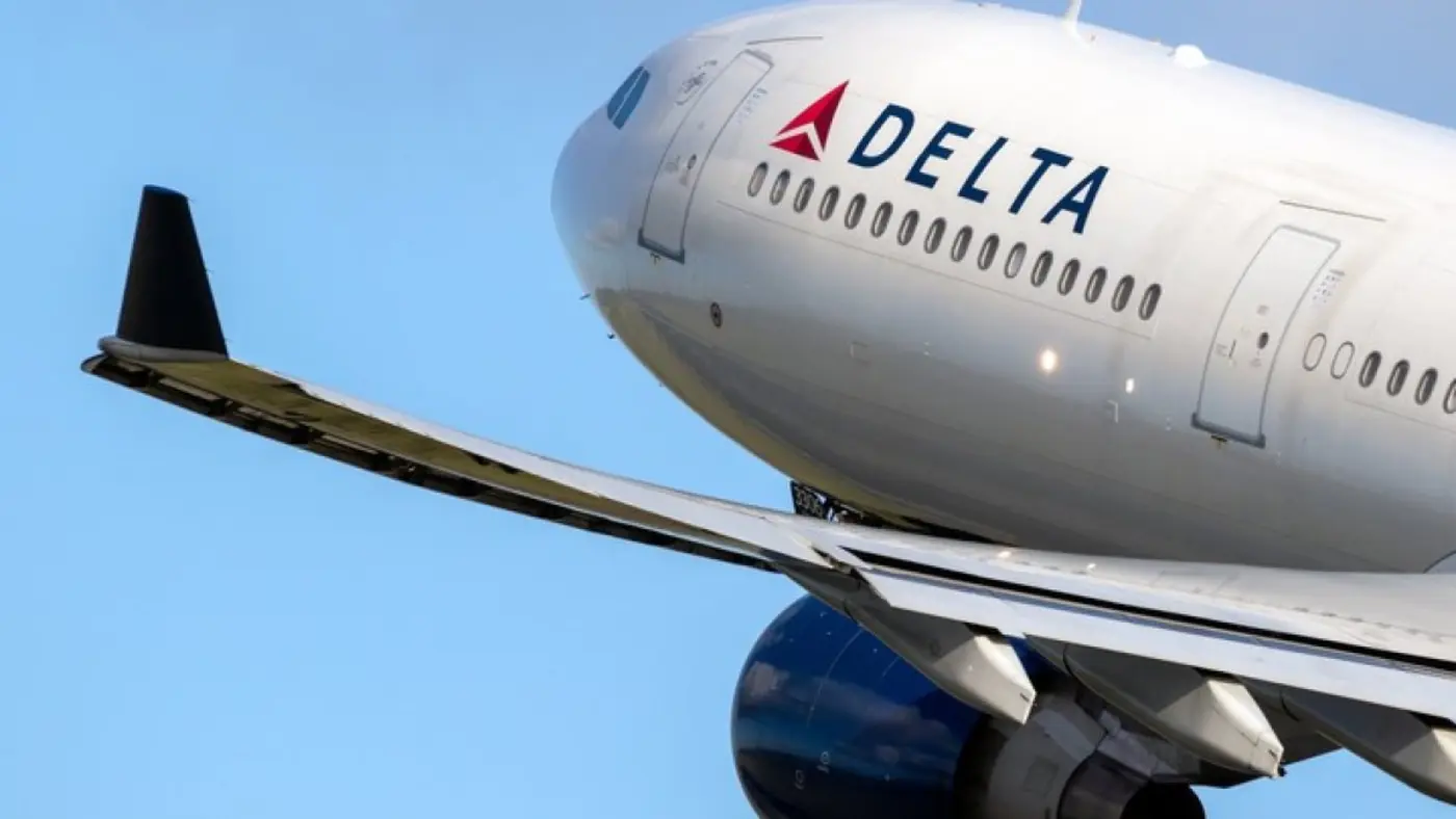 delta flight hit by firework while landing at midway airport on fourth of july