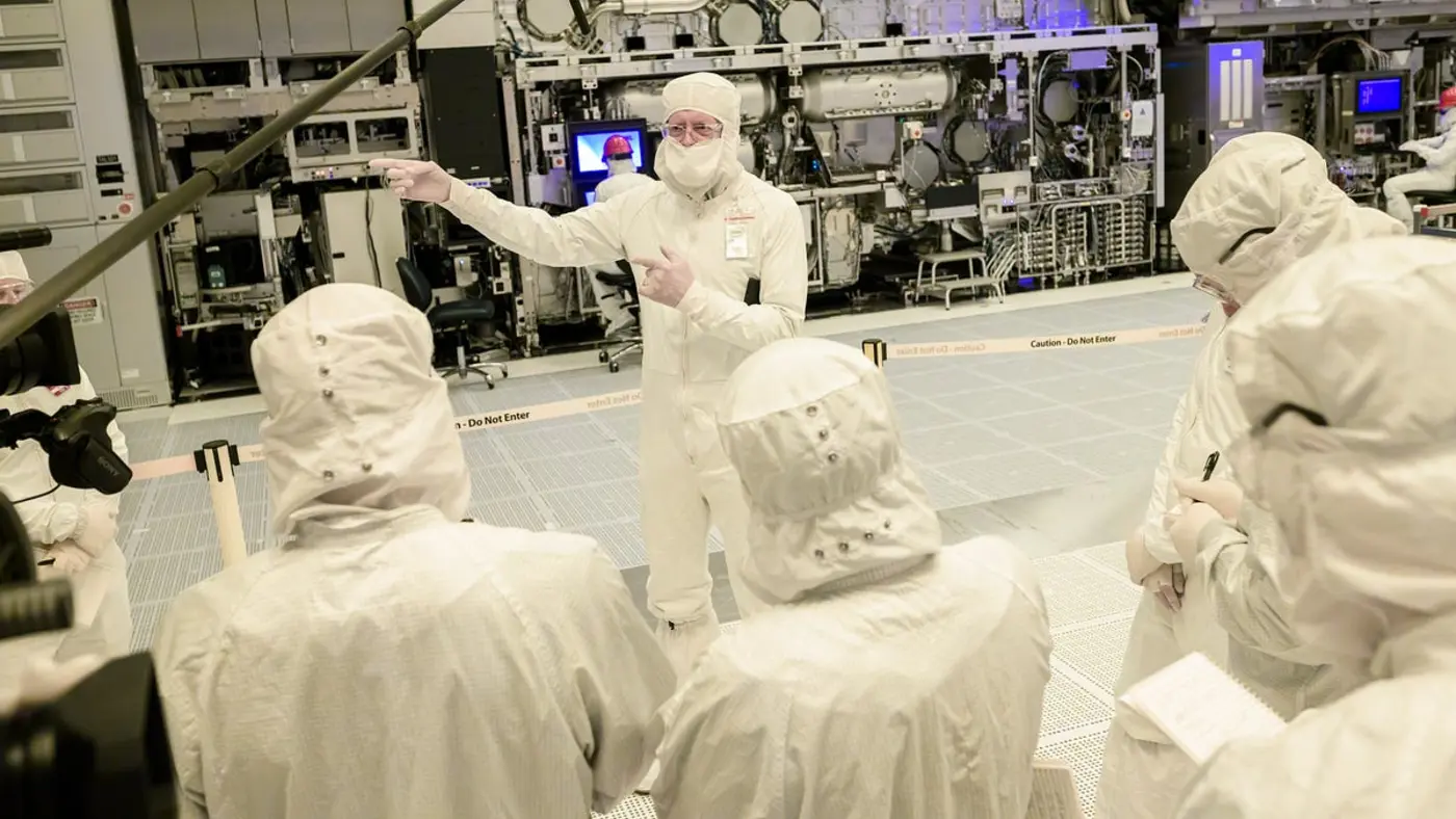 intel starts shipping highna euv silicon