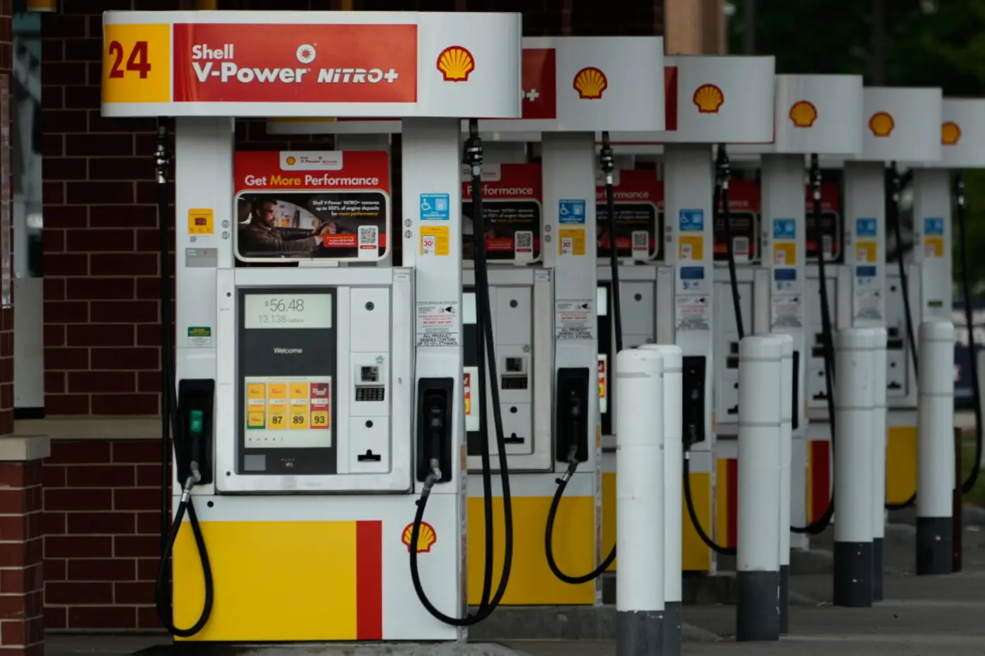 us gas prices hit an average of 4 a gallon again