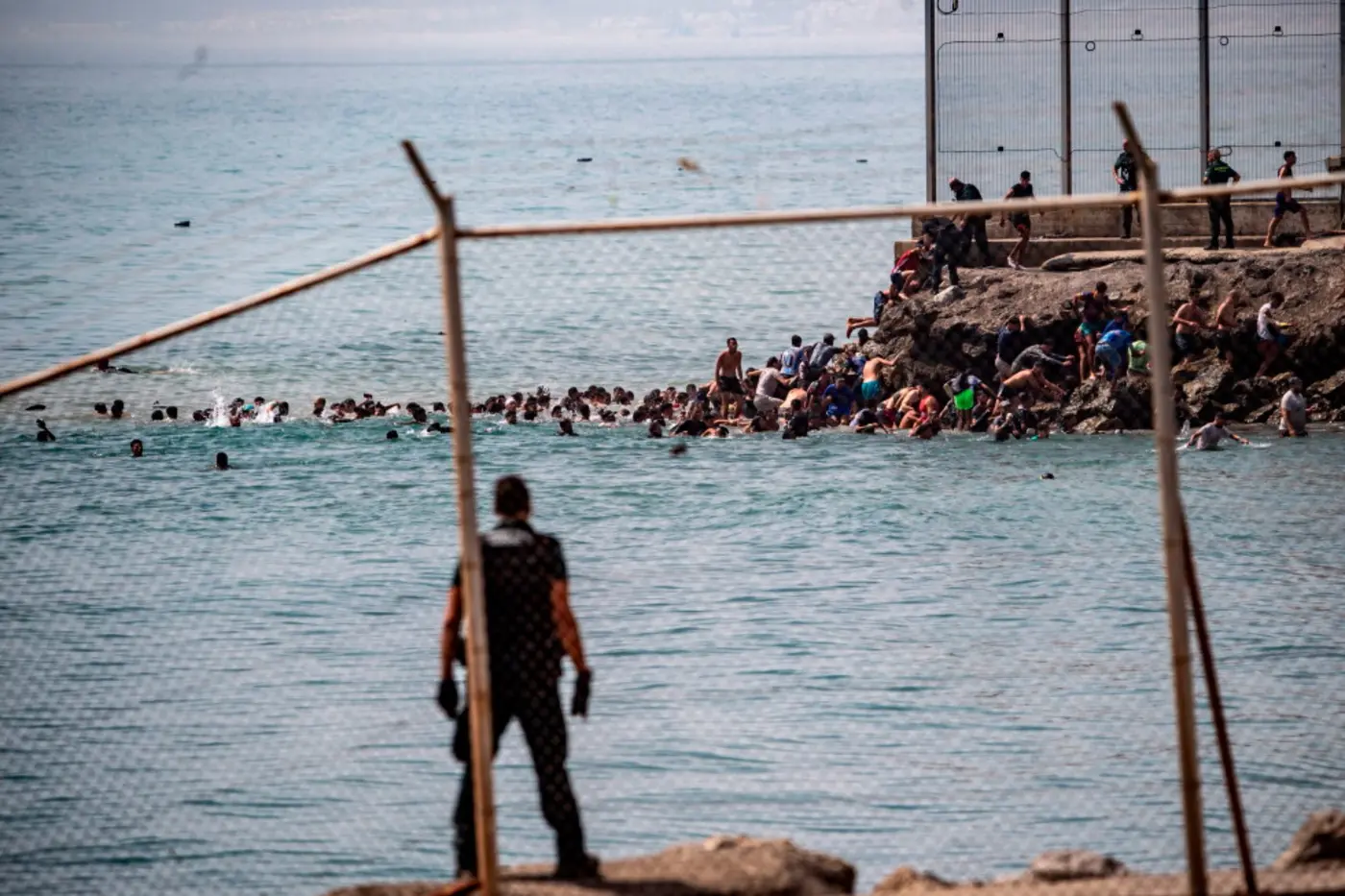 thousands of people break through border separating morocco from spainx27s ceuta