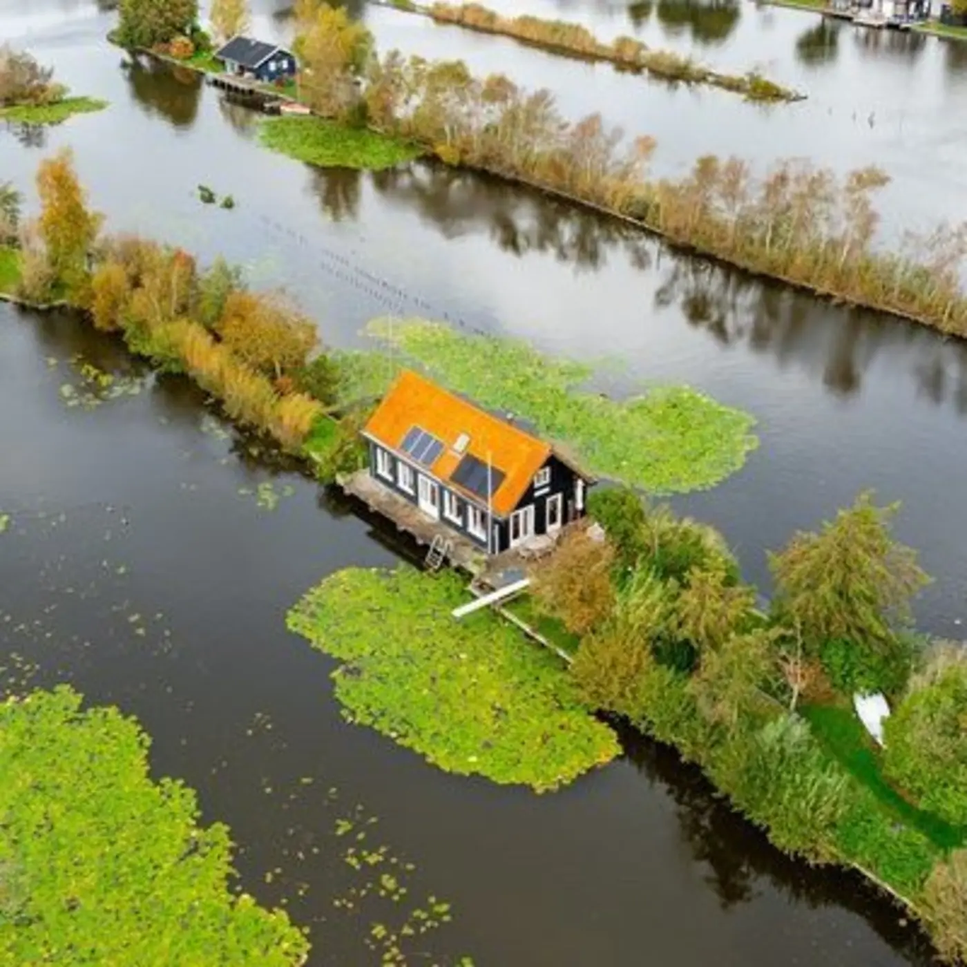the dutch community where people live on strips of land in a lake