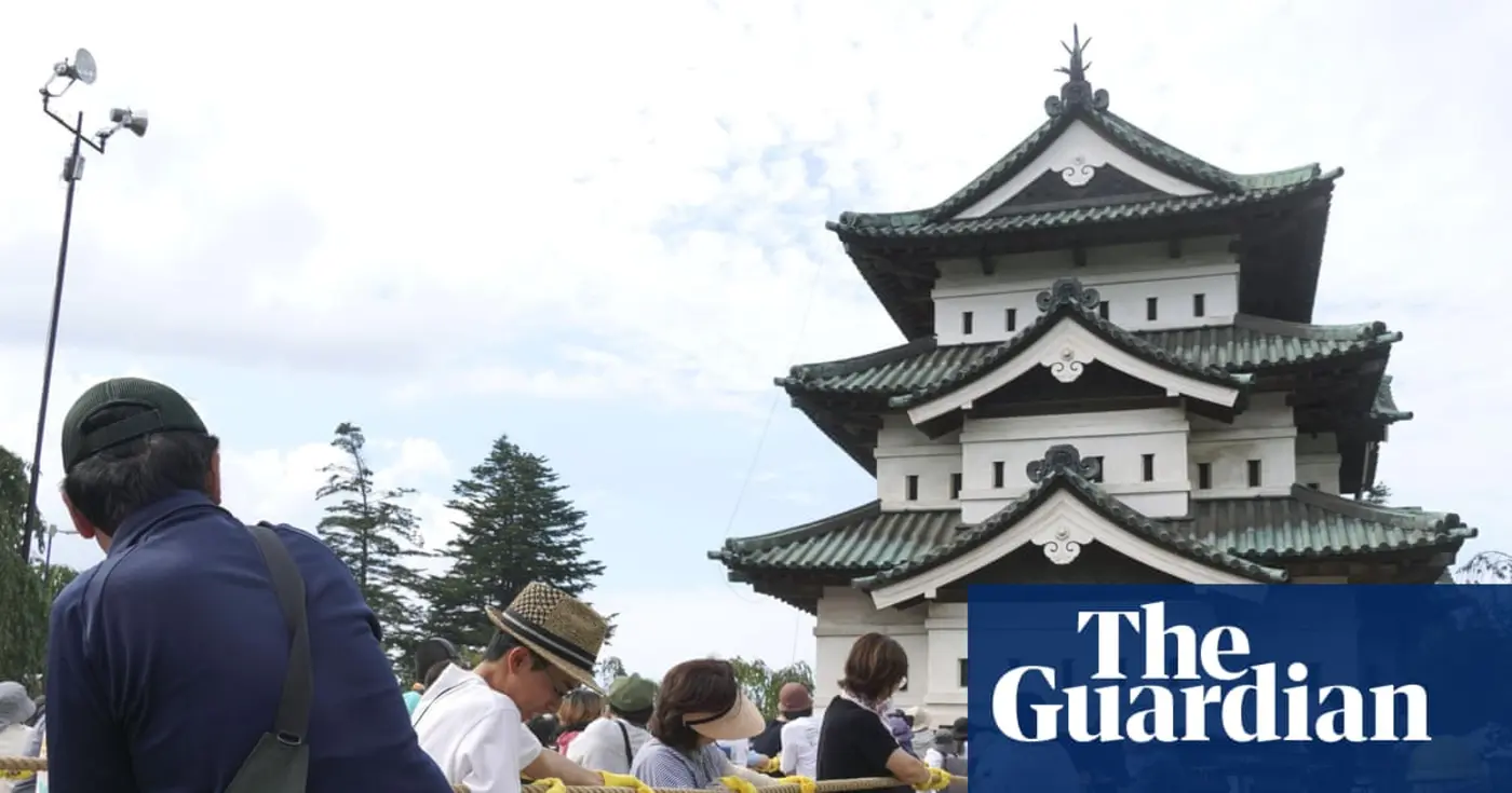 japan enlists 1800 people to drag 360tonne castle keep using ropes and rollers
