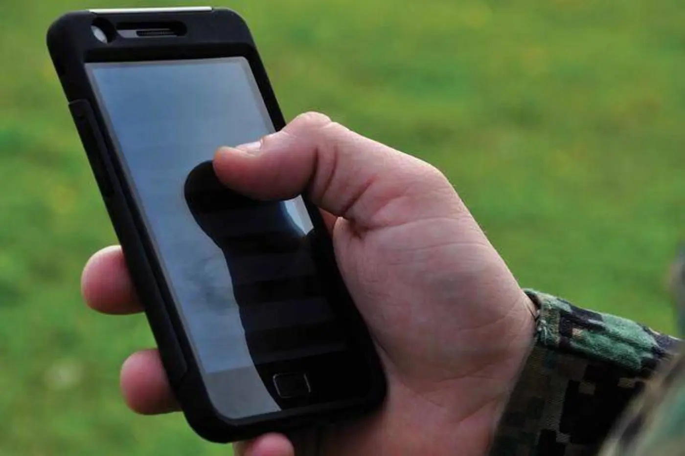 ice has a 2m contract for spyware that can hack phones without a click