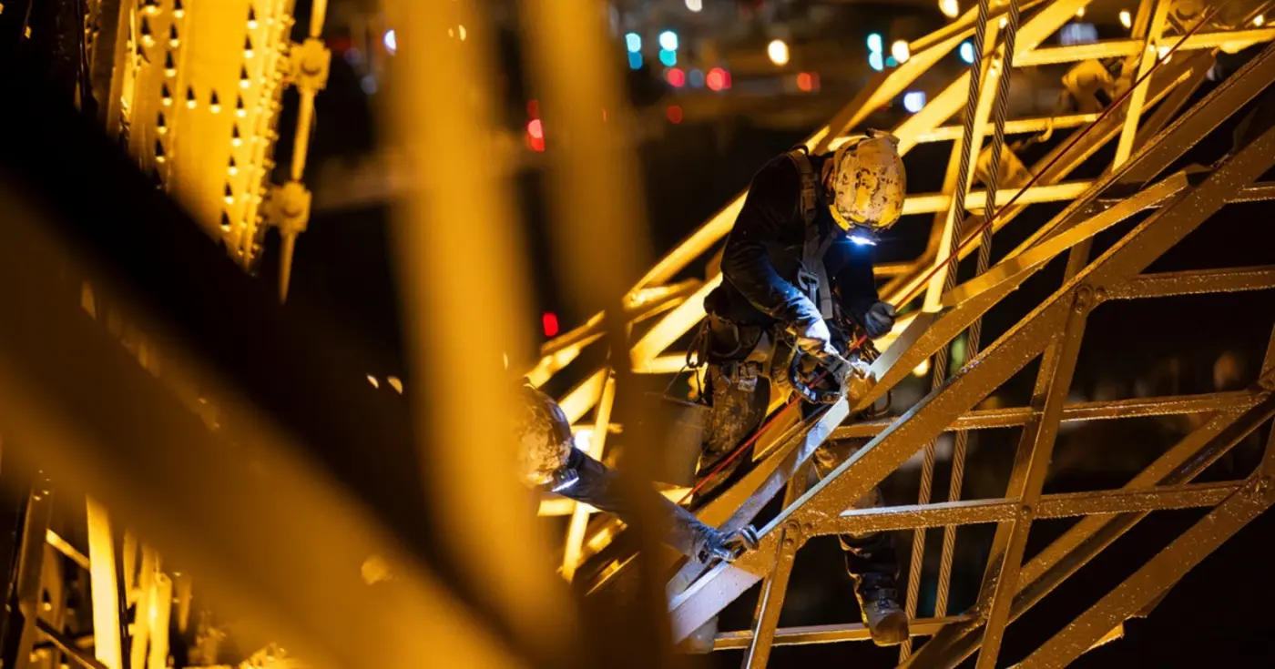 painting and color of the eiffel tower