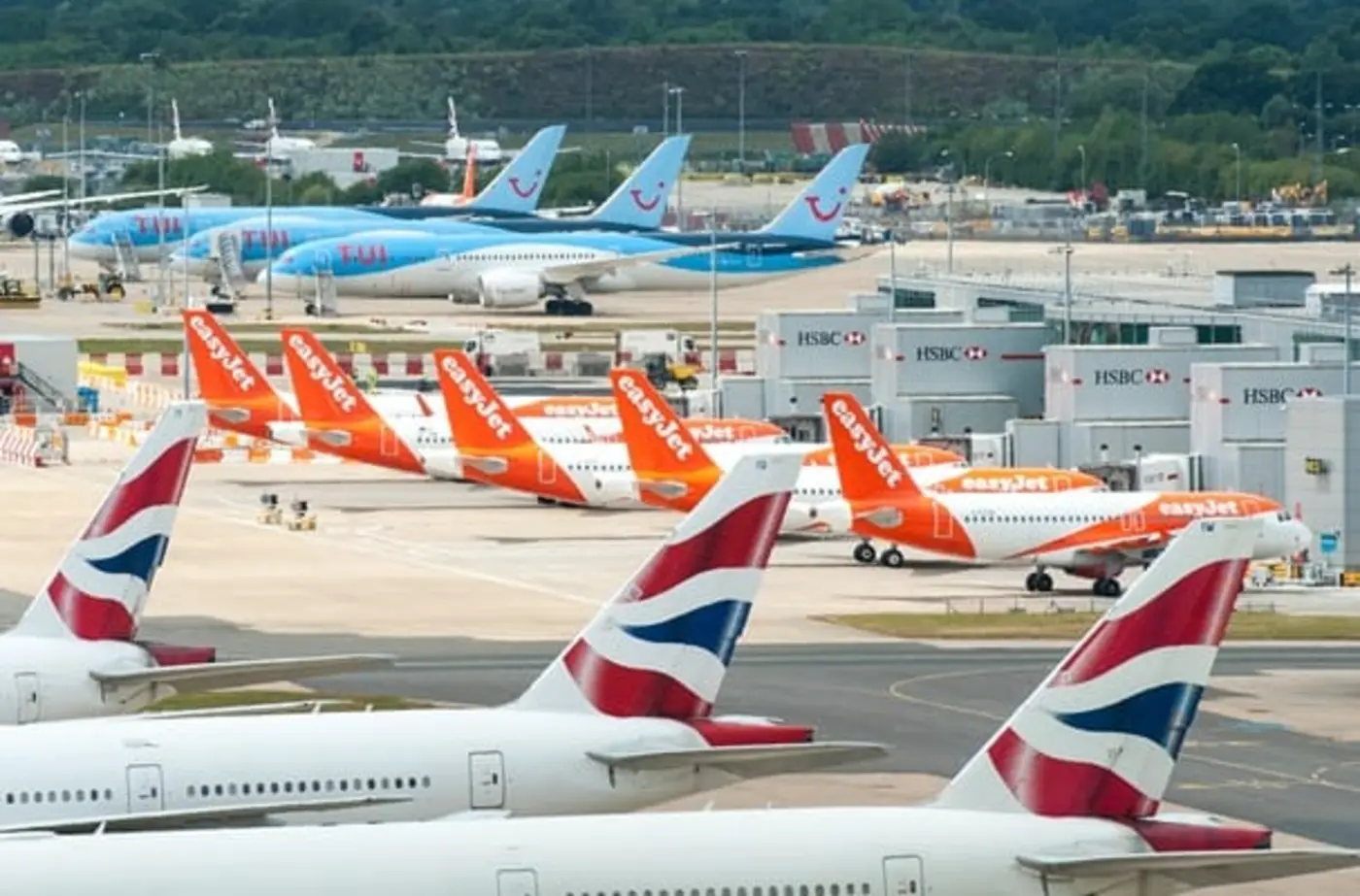air traffic control failure disrupts flights at major uk airports