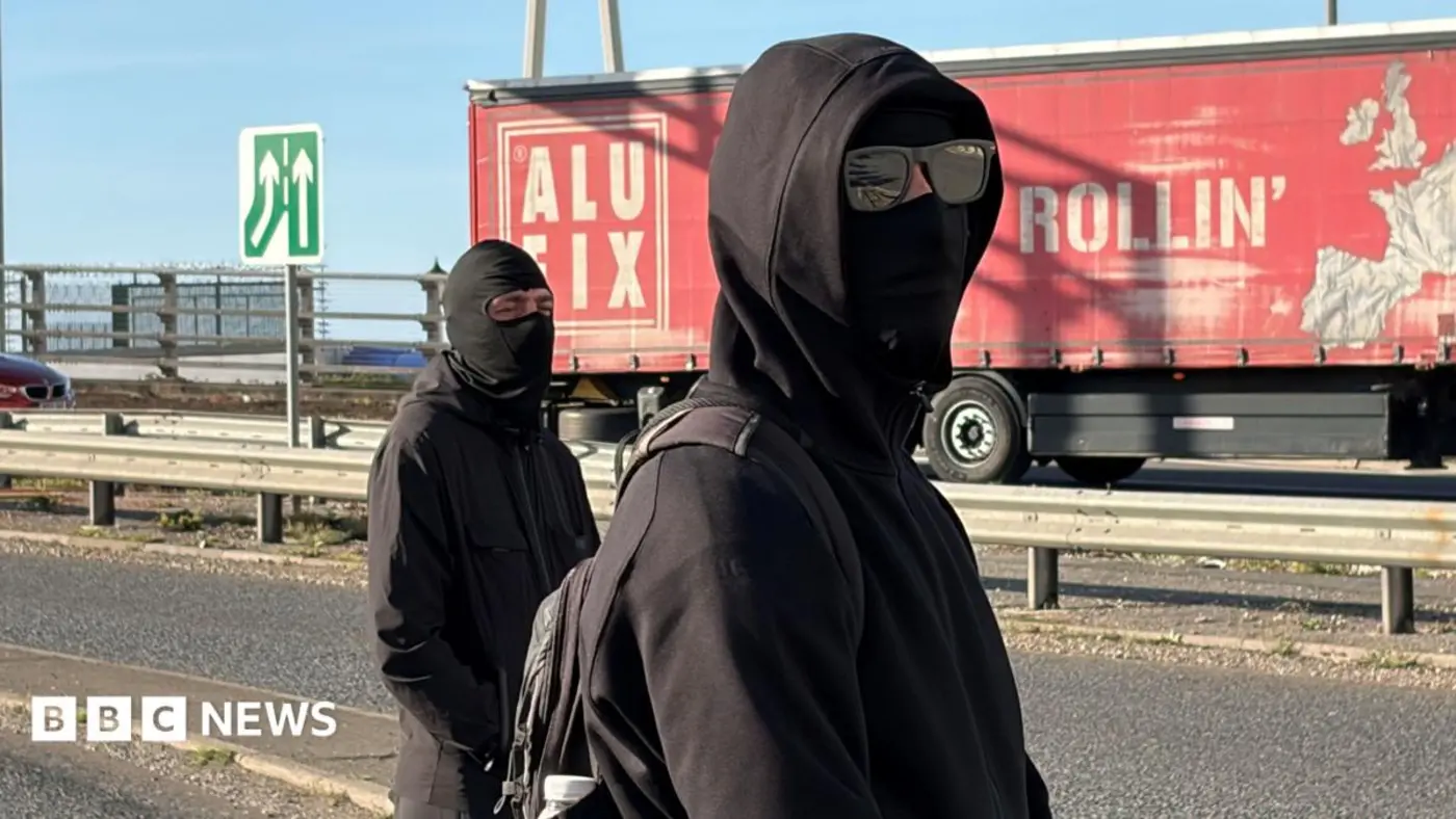 uk police to crack down on face coverings at protests
