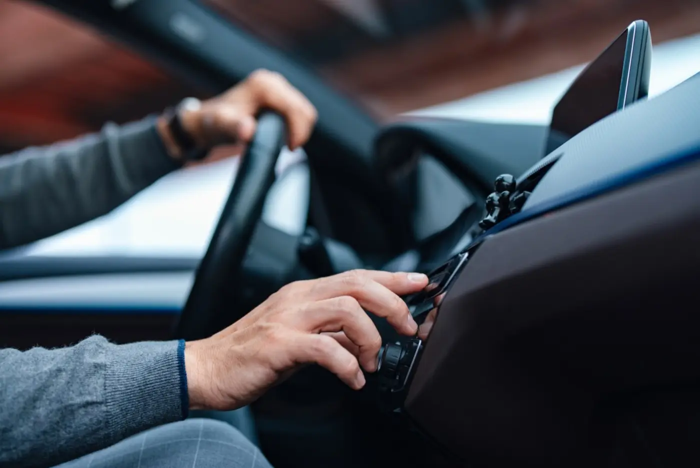 us automakers could soon be forced to include am radio for free