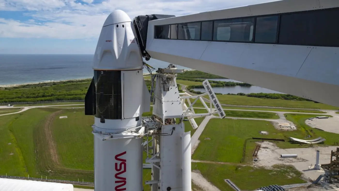 nasa has a dragon dilemma and there appear to be no good answers
