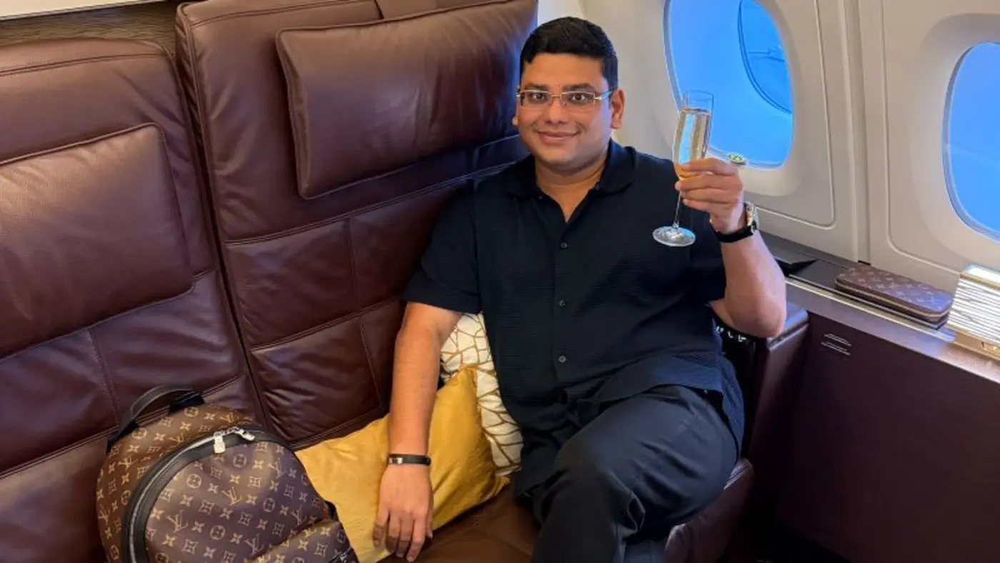 aviation superfan installs an airbus a380 suite in his apartment