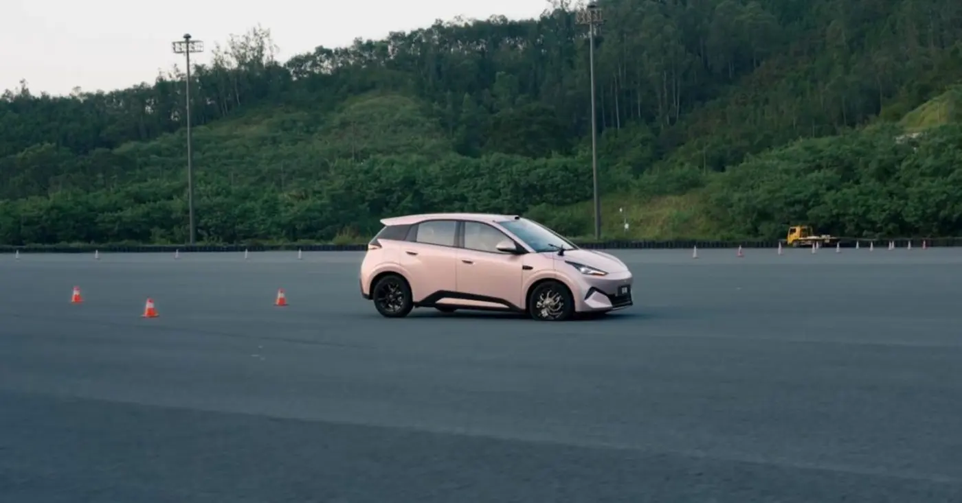 byds 10000 ev blows a tire at nearly 90 mph watch what happens